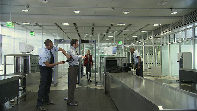德国慕尼黑，正在通过机场安检的人视频下载