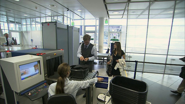 德国慕尼黑，商人通过机场安检视频下载