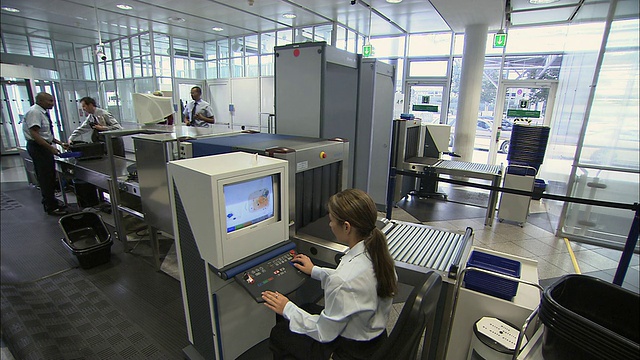 德国慕尼黑，商人通过机场安检视频下载