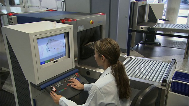 德国慕尼黑，MS商人通过机场安检/ MS安检人员看着x光屏幕/ ZI CU x光屏幕和控制台视频下载