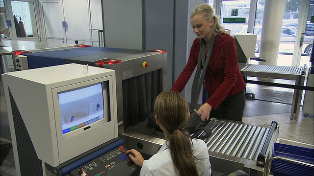 德国慕尼黑，机场安检人员看着x光屏幕视频下载