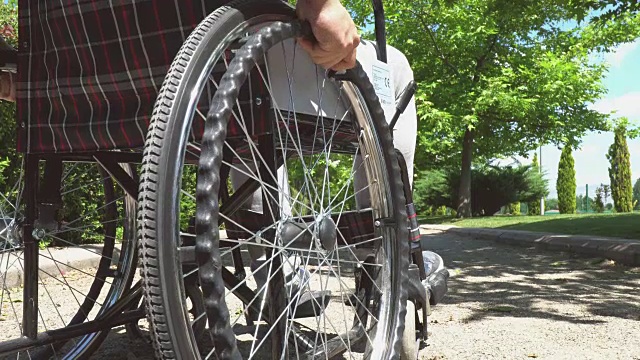 轮椅上的残疾人视频素材