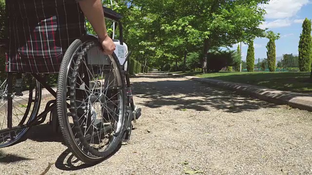 轮椅上的残疾人视频素材