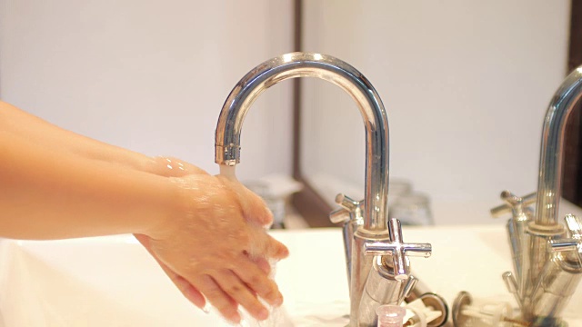 在浴室里用肥皂洗手的妇女视频下载