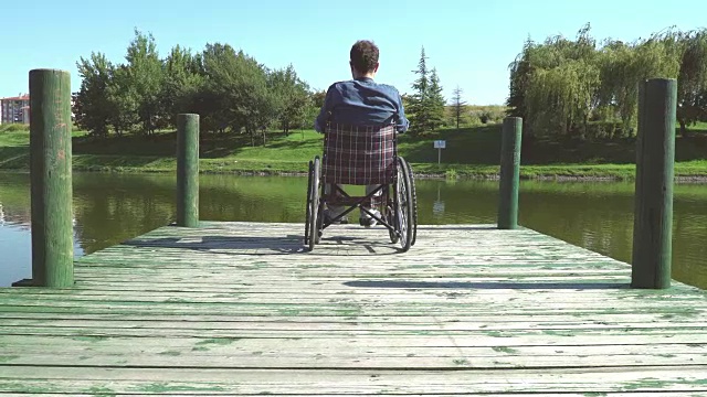 站在河边的残疾人视频素材