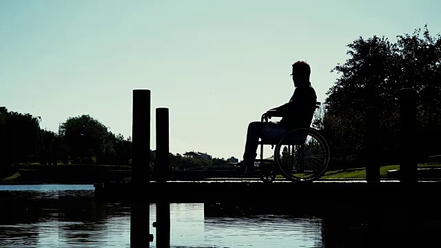 站在河边的残疾人视频素材