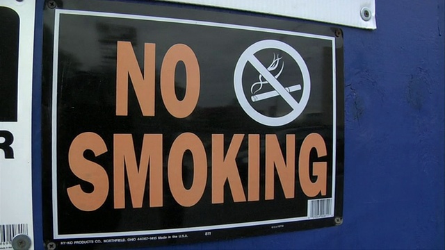 CU“禁止吸烟”的标志螺栓固定在蓝墙/纽约，美国纽约视频下载