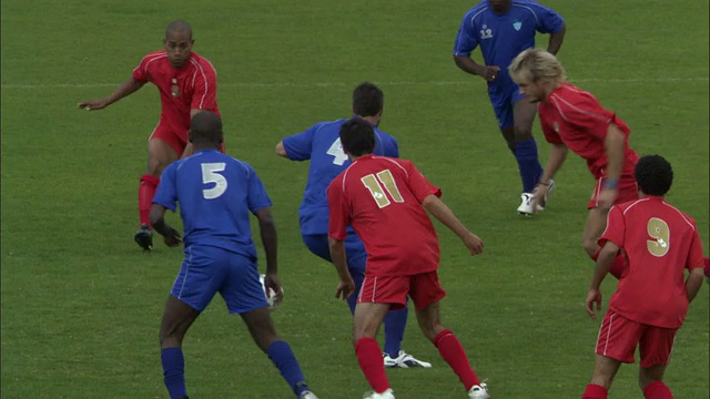 两队踢足球，然后红队失球/谢菲尔德，英格兰，英国视频下载