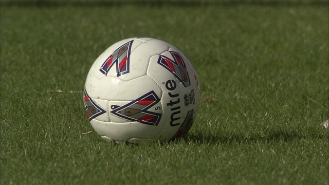 CU PAN足球运动员在球场上踢足球/谢菲尔德，英国视频素材