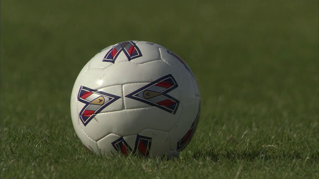 CU足球运动员在球场上踢足球/谢菲尔德，英国视频素材
