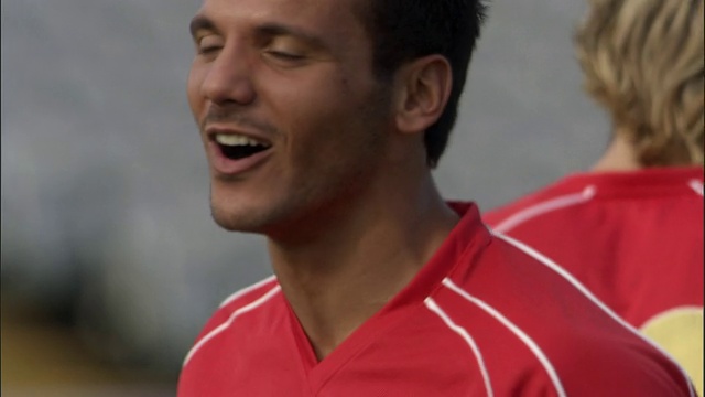 在英格兰谢菲尔德的球场上，CU足球运动员在欢呼和庆祝视频素材