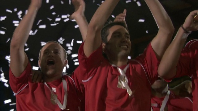 在五彩纸屑飘落的时候，英格兰队带着奖杯跳起来庆祝/谢菲尔德，英国视频素材