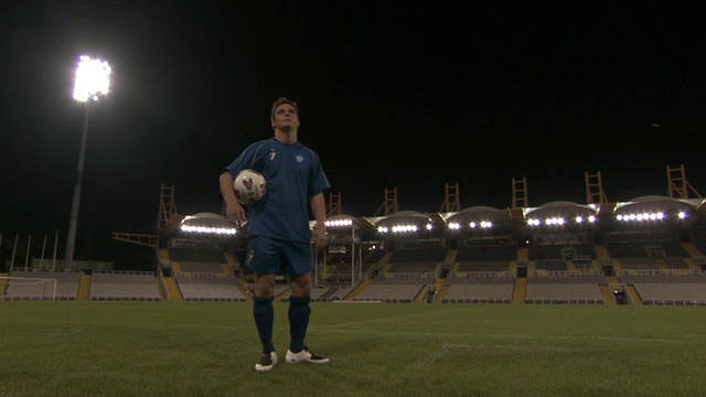 洛杉矶WS足球运动员站在空旷的球场在晚上/谢菲尔德，英格兰，英国视频素材