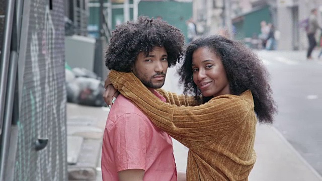 一个迷人的非裔美国人在城市的肖像视频下载