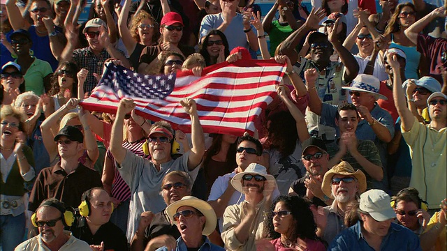 在美国FL的Homestead看台上，不同的人群举着美国国旗欢呼视频下载