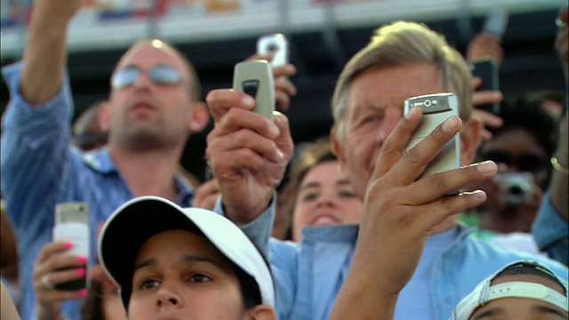 LA CU PAN在美国佛罗里达州的看台上，不同的人群用手机拍照视频素材