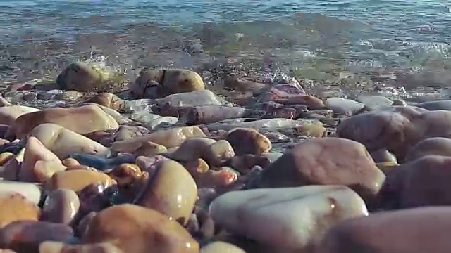 海浪在海里滚过卵石视频下载