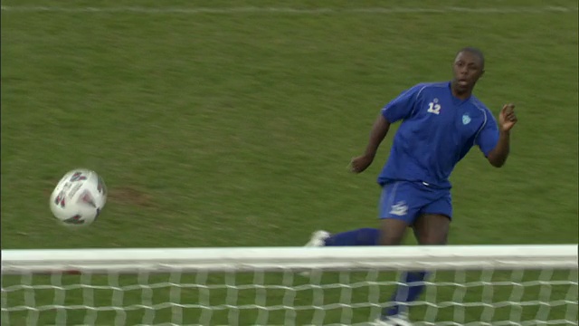 HA WS足球运动员在点球中踢进球门/谢菲尔德，英格兰，英国视频下载
