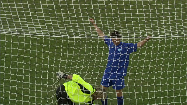 足球运动员在点球中踢进球门/谢菲尔德，英格兰，英国视频素材