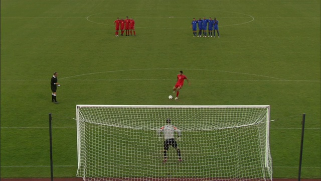 HA WS足球运动员在点球中踢进球门/谢菲尔德，英格兰，英国视频素材