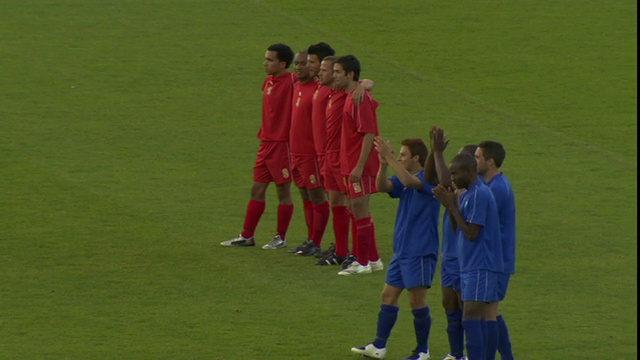 两支足球队站在一起，然后蓝队为英格兰谢菲尔德的进球鼓掌视频下载