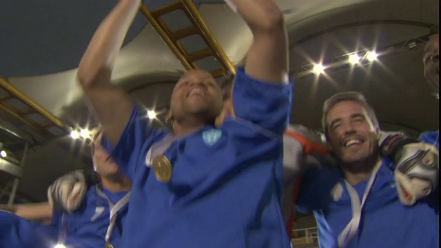 洛杉矶大学足球队在比赛结束后带着奖杯跳起来庆祝胜利/谢菲尔德，英国视频素材