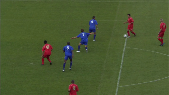 HA WS足球运动员在比赛中踢球并在场上奔跑/红队球员进球/ ZI MS红队球员在场上微笑着手臂在空中/谢菲尔德，英格兰视频下载