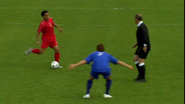 HA WS足球运动员踢球和奔跑在球场上/红队球员进球/谢菲尔德，英格兰视频下载