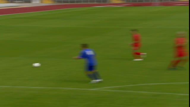 HA WS足球运动员在比赛中踢球并在场上奔跑/红队球员进球/ ZI MS红队球员在场上微笑着手臂在空中/谢菲尔德，英格兰视频下载