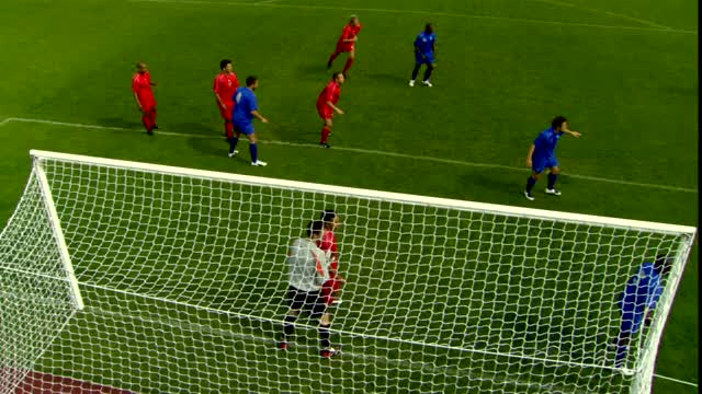 HA WS足球队在球门前传球/红队队员将球踢进球门/ ZI MS蓝队队员对守门员大喊/谢菲尔德，英格兰视频下载