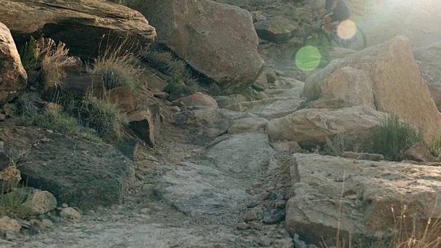 在岩石上骑山地自行车视频下载