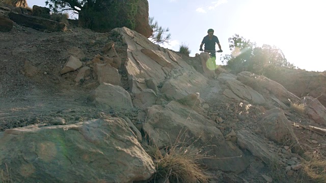 山地自行车下山困难的岩石视频下载