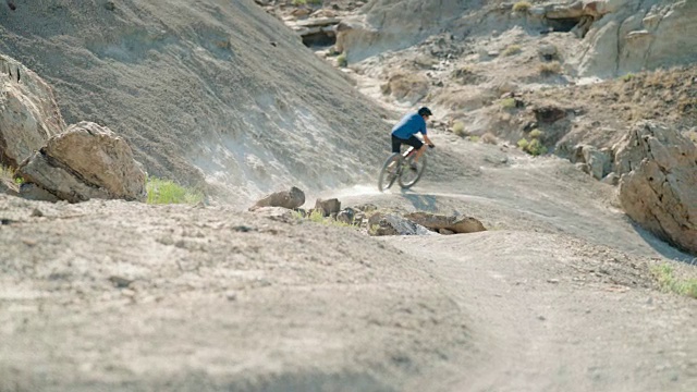 山地车骑下陡峭的山坡视频下载