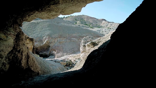 骑山地车经过山洞，视频素材
