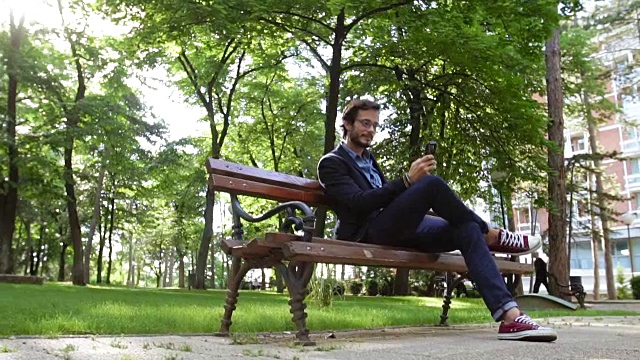 坐在公园里的男人视频下载