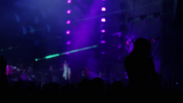 坐在肩膀上的女孩在音乐会的人群在音乐表演视频素材