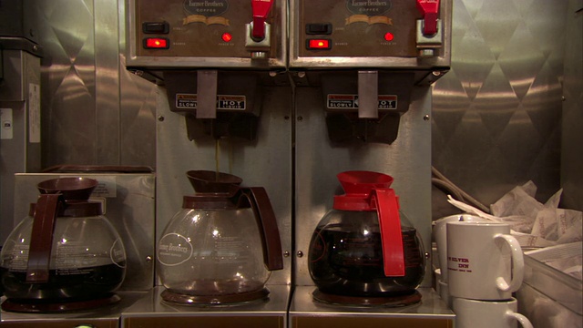 餐厅的MS工业咖啡机/手握咖啡壶并把它带走/里诺，内华达州视频下载