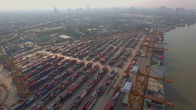 航拍港口集装箱货物视频下载