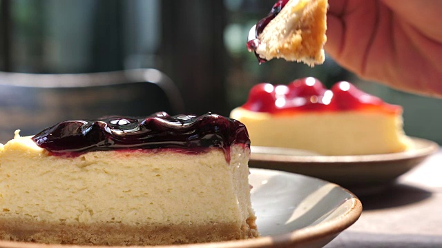 蓝莓芝士蛋糕，带上菜和切蛋糕视频素材