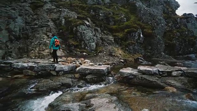 在挪威爬山的妇女视频素材