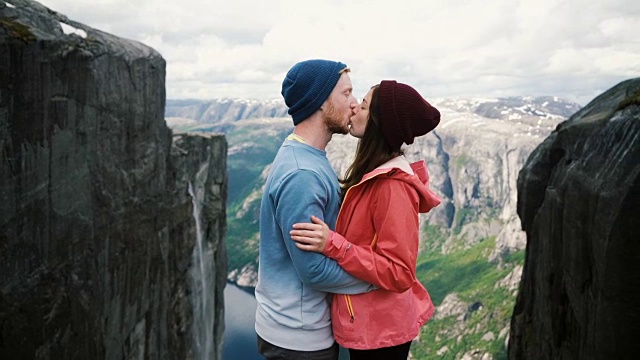 一对情侣在谢格拉山吕瑟峡湾的背景下接吻视频素材
