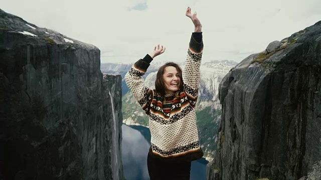 一名女子在谢格拉山吕瑟峡湾的风景背景上跳舞视频素材