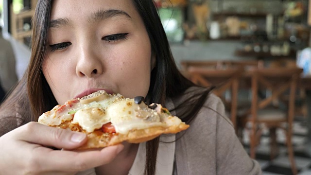 亚洲女人在餐厅吃披萨视频下载