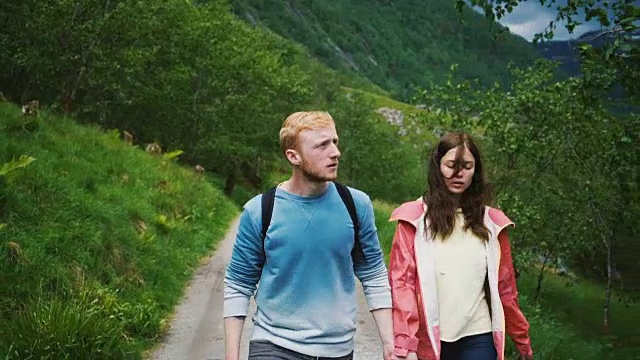 一对情侣在挪威乡间散步视频素材