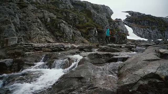 在挪威爬山的妇女视频素材
