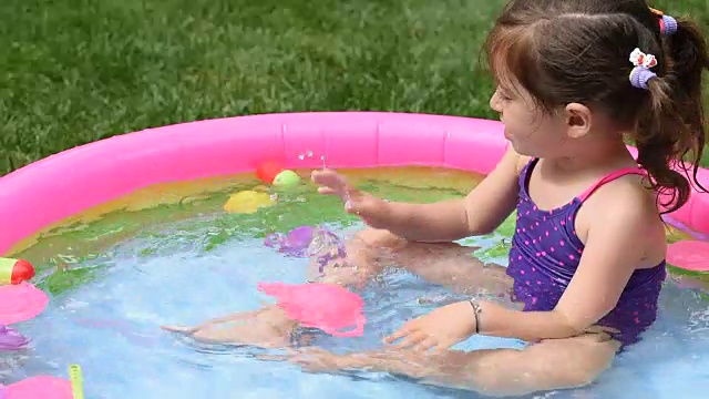 孩子们在游泳池里玩得很开心视频下载