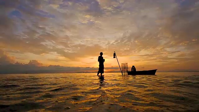 当地渔民的生活方式是在清晨日出时工作。视频素材