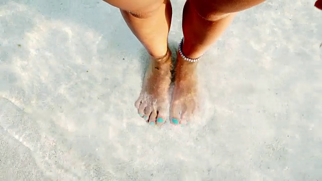 赤脚在马尔代夫的水里视频下载