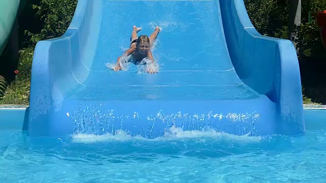 小男孩在玩水上滑梯(慢镜头)视频下载