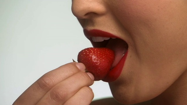 SLO MO, ECU，吃草莓的年轻女子视频下载